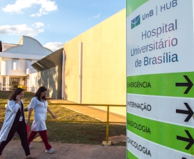 Profissionais da saúde transitam pelo Hospital Universitário de Brasília - HuB. 02/05/2018. Foto: Beto Monteiro