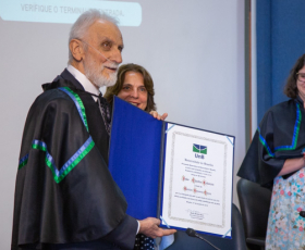João Cláudio Todorov recebe o título de Doutor Honoris Causa. Foto: Heloise Correa/Secom UnB. 02/04/2019