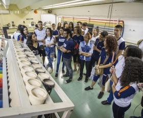 Estudantes secundaristas visitam a experimentoteca do Instituto de Física - IF. Foto: Beto Monteiro. 04/04/2017