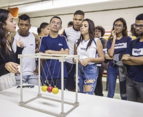 Estudantes secundaristas visitam a experimentoteca do Instituto de Física - IF. Foto: Beto Monteiro. 04/04/2017