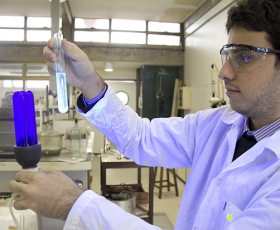 Pesquisador realiza experimentações no laboratório de química. Foto: Murilo Abreu. 04/06/2021