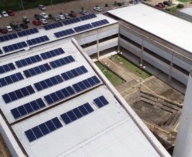 Foto aérea da usina fotovoltaica da Faculdade de Planaltina. Foto: Prof. Reinaldo José de Miranda Filho. 05/06/2019