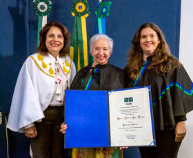 Fátima Verdeaux recebe título de Professora Emérita da UnB. Foto: Audrey Luiza. 06/12/2019