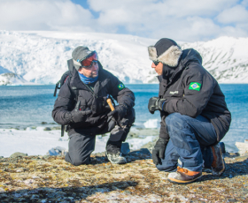 Pesquisadores da UnB conversam na Antártica. Foto: Marcelo Jatobá. 07/12/2017. 