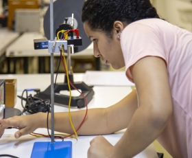 Estudante de Física durante pesquisa no laboratório.Foto: Raquel Aviani. 08/05/2019