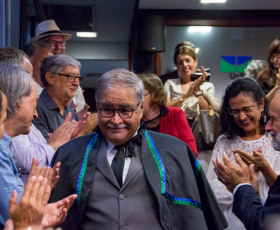 Professor Venício Lima agraciado como professor emérito.  Foto: Luis Gustavo Prado. 10/04/2018