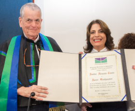 O Nobel Aaron Ciechanover e a reitora Márcia Abrahão, durante cerimônia de outorga do título de Doutor Honoris Causa no auditório da Reitoria da UnB.  Foto: Beto Monteiro. 10/08/2017