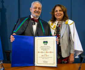 Título de emérito foi entregue ao professor Estevão Martins pela reitora Márcia Abrahão. Foto: Raquel Aviani. 11/12/2018