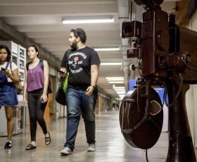 Antiguidade cinematográfica exposta nas antigas dependências da UnBTV e estudantes transitando no subsolo do Instituto Central de Ciências - ICC. Foto: Beto Monteiro. 13/09/2018