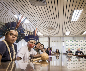 Representantes indígenas e administração superior reuniram-se no Salão de Atos da Reitoria. Foto: Beto Monteiro. 19/04/2017