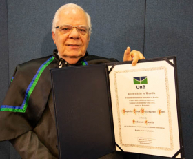 Augusto Bittencourt agraciado como professor emérito. Foto: Julio Minasi. 19/02/2019