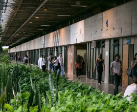 Estudantes transitam pelo Instituto Central de Ciências (ICC). Foto: Beto Monteiro. 02/04/2018