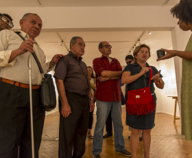 Frequentadores da Biblioteca Braile Dorina Nowill em visita guiada à exposição "Não-dito" da artista pernambucana Ana Lira. Foto: Beto Monteiro/Ascom UnB. 10/04/2019