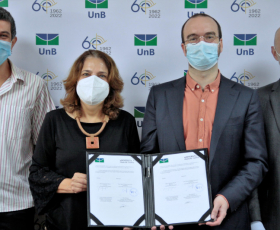 Reitora Márcia Abrahão assina acordo de intercâmbio acadêmico entre a UnB e a Université de Frache-Comté, no Salão de Atos da Reitoria. Foto: Beto Monteiro/Ascom. 08/03/2022
