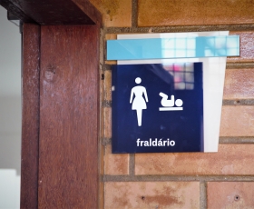 20221017_placa-fraldario-banheiro-feminino_betomonteiro.jpg