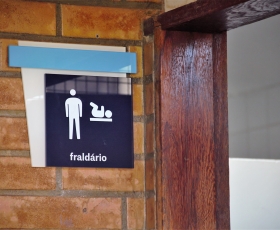 20221017_placa-fraldario-banheiro-masculino_betomonteiro.jpg