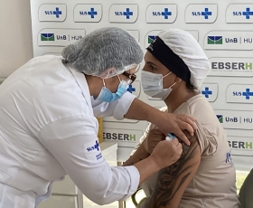 A auxiliar de serviços gerais da Unidade de Pronto-Socorro do Hospital Universitário de Brasília (HUB-UnB), Láurea Gondim, entrou para a história da instituição ao ser a primeira colaboradora vacinada contra a covid-19. Foto: Ascom HuB. 20/01/2021