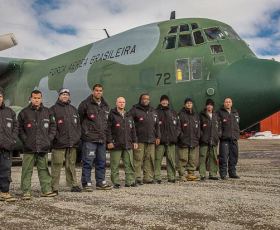 Militares da FAB junto ao C-130 Hercules, após pouso na Antártica. Foto: Marcelo Jatobá. 24/11/2017