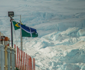 Bandeira da Universidade hasteada na Estação Comandante Ferraz, na Antártica. Foto: Marcelo Jatobá. 24/11/2017