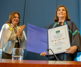 Denise Bomtempo é agraciada como professora emérita.  Foto: Raquel Aviani. 25/04/2019