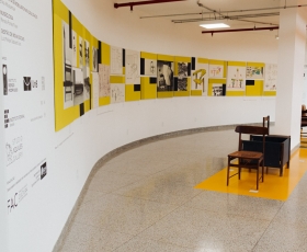 Interior da exposição Sergio Rodrigues e o Mobiliário Moderno da Universidade de Brasília no Museu de Arte Moderna de Brasília - MAB. Foto: José Airton Costa Júnior